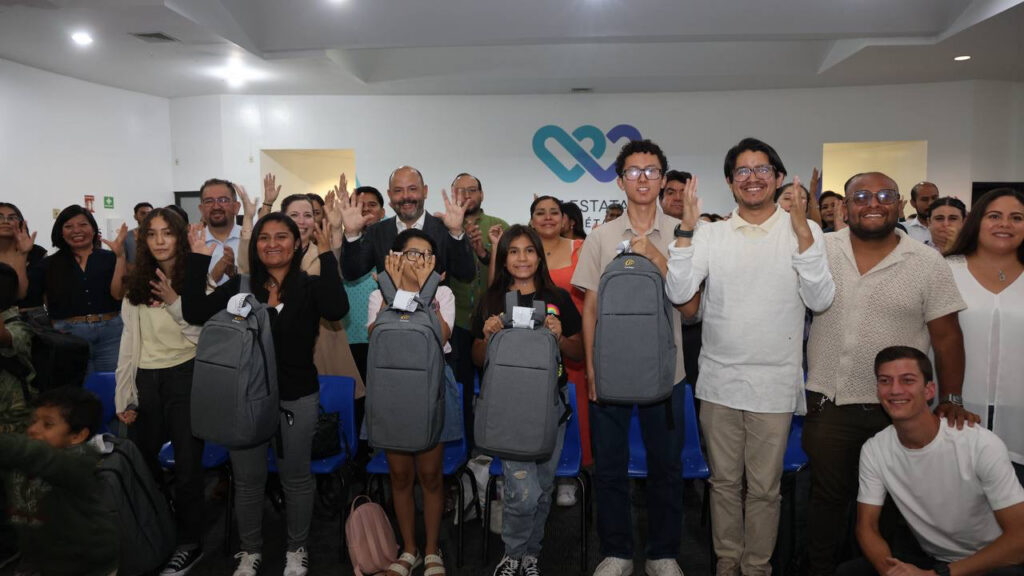 Entregan procesadores auditivos a 19 beneficiarios del SEDIF