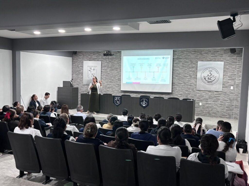 Capacitan a personal de enfermería en vacunación